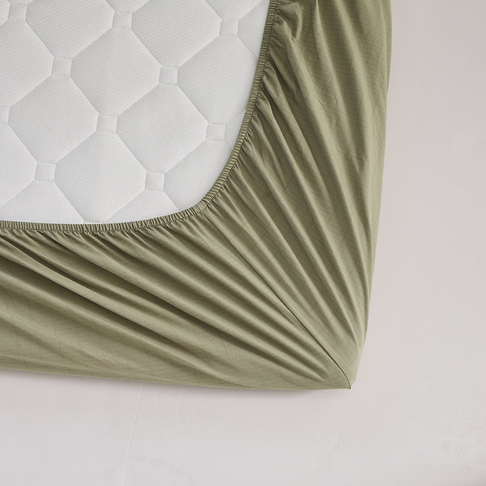 Elastic corner of olive green grounding fitted sheet – organic earthing fabric – Terra Solum